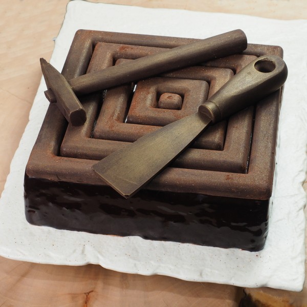 Торт с шоколадными инструментами молотоком и шпателем