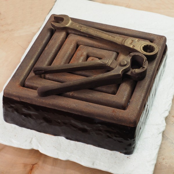 Торт с шоколадными инструментами клещами и гаечным ключом